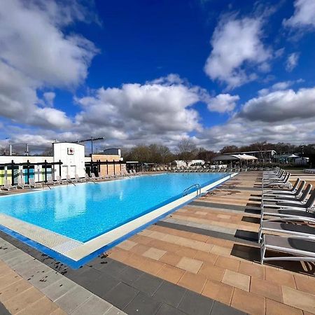 Luamar Holidays- Tattershall Lakes - Lancaster Crescent Hotel Exterior photo